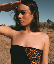 Cargar imagen en el visor de la galería, Noa Kai Elle Bandeau Top in Leopard and Midnight Black